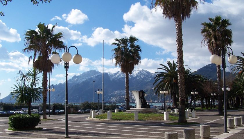 Il Lungomare di Salerno tra erbacce e degrado: Turista fotografa un topo