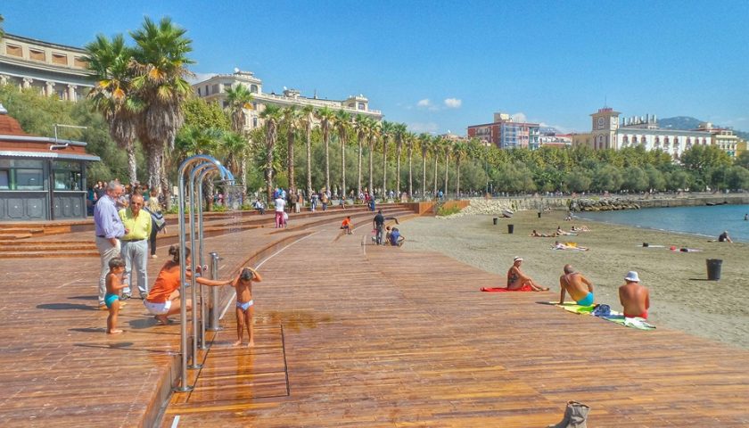 Lascia libero il cane sulla spiaggia di Santa Teresa, multa di 154 euro