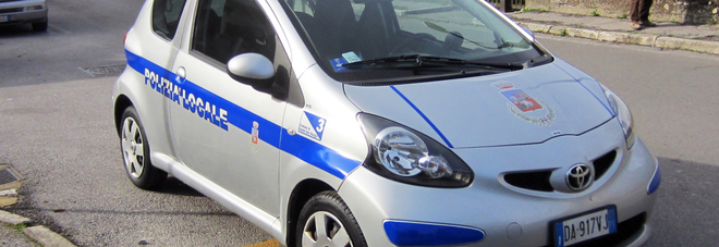 Pagani, agente polizia locale aggredito mentre elevava un verbale