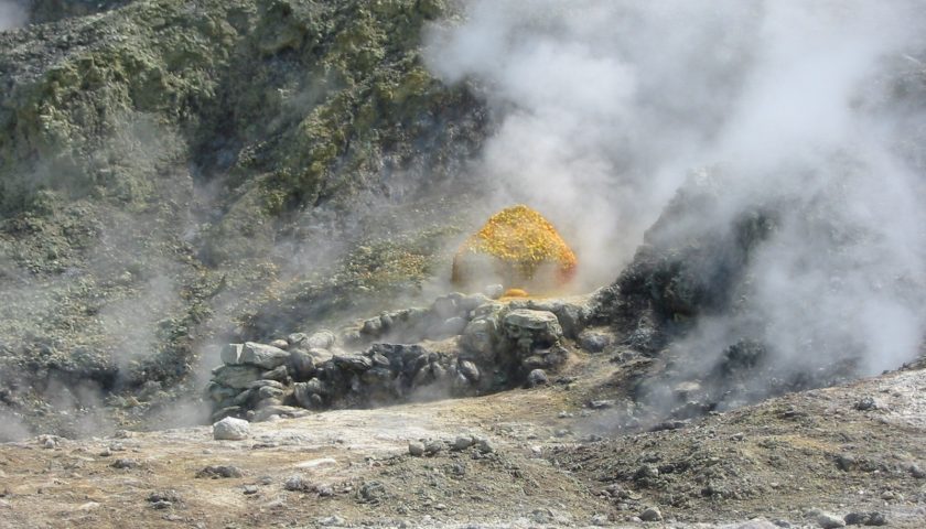 Tragedia alla Solfatara di Pozzuoli, tre turisti cadono nel cratere