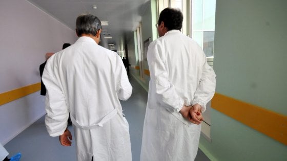 Choc in ospedale a Eboli: dopo un intervento parla in inglese
