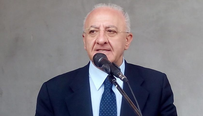 La rabbia di De Luca: “O se ne va il parcheggiatore abusivo oppure via il Prefetto”