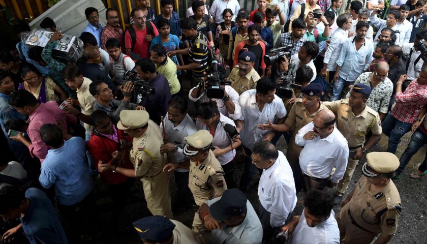 India, panico alla stazione ferroviaria di Mumbai: almeno 22 i morti nella calca