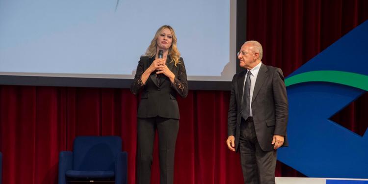 De Luca sul palco con Anna Falchi per la festa della Bcc di Aquara