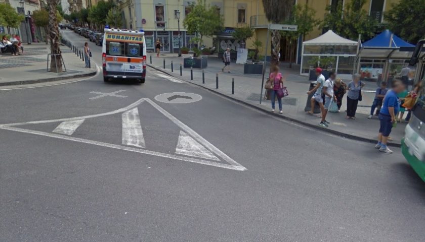 Ragazza aggredita in pieno centro a Salerno, il Comune dispone maggiori controlli davanti alle scuole