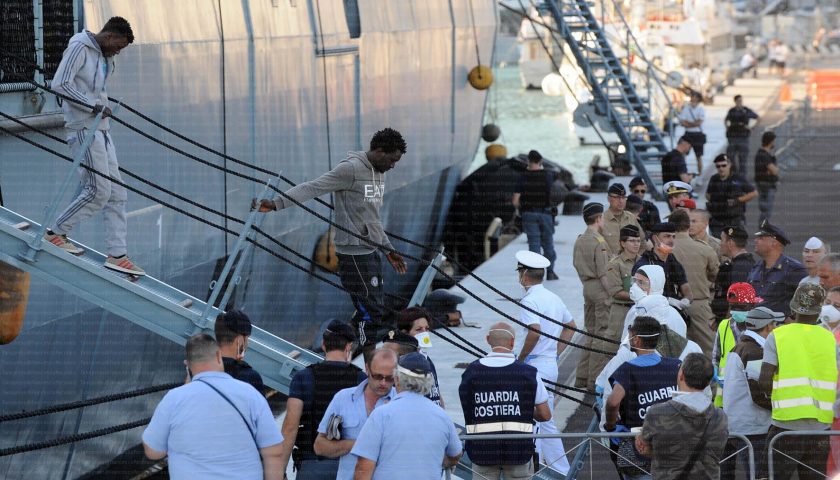 Il sindaco Napoli dichiara guerra ai migranti per la salvaguardia della Città