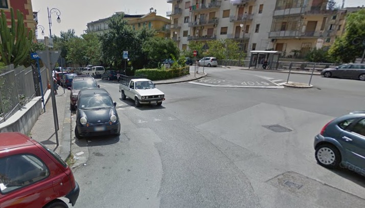 Raid vandalico in pieno centro, danneggiate diverse auto