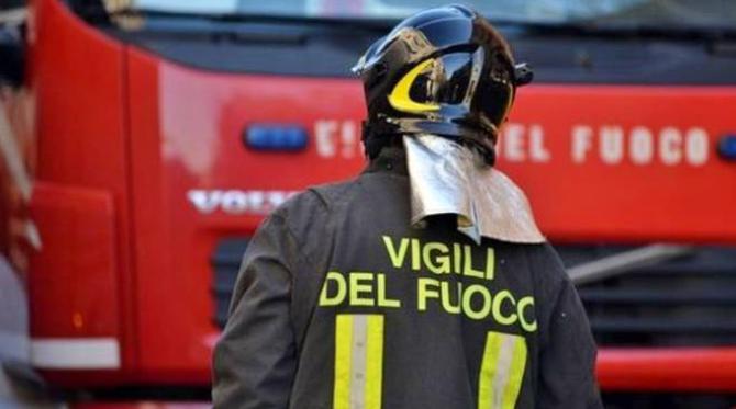 A Matinella di Albanella va a fuoco un capannone di una azienda che produce acciaio