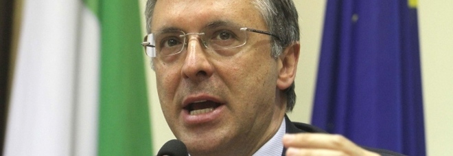 Rifiuti, Cantone bacchetta il Comune di Salerno