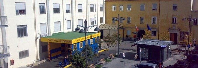 Furgone si schianta e si ribalta a Eboli, giovane in ospedale