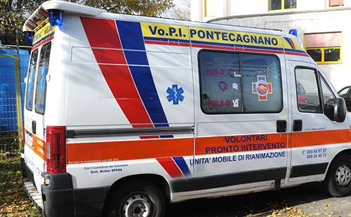 Incidente con auto ribaltata a San Cipriano Picentino, 20enne in ospedale