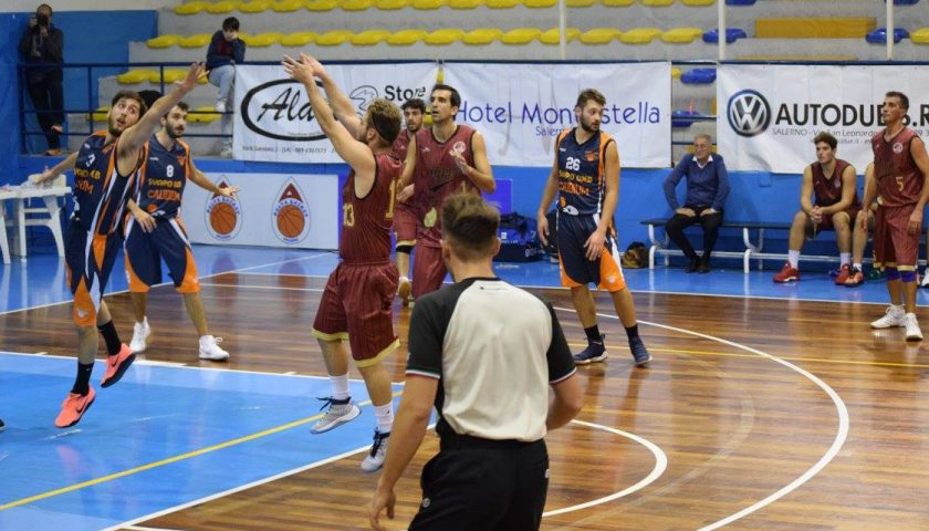 La Hippo Basket Salerno tiene testa alla Svapo Web, ma alla fine vince il Caudium Basket