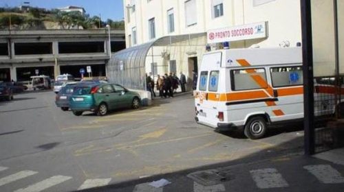 Battipaglia, donna spinta giù per le scale: ricoverata