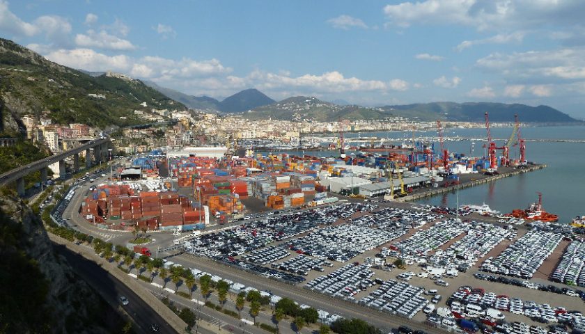 Salerno, rifiuti sospetti al porto commerciale: blitz della Capitaneria