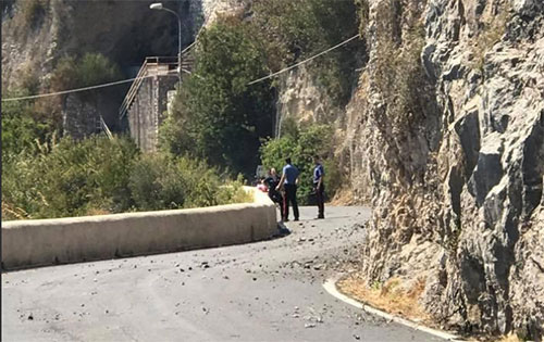 Crollo di pietre lungo la Statale 163 Amalfitana a Cetara