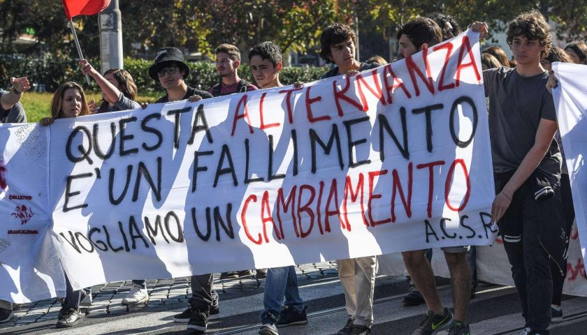 Studenti, tensioni a Milano e Roma contro il sistema scuola-lavoro: “Sfruttamento”