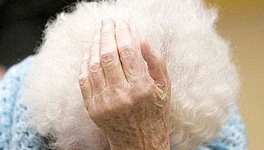 Amalfi, anziana cade in casa e chiede aiuto: soccorsa e salvata dal vicino entrato dalla finestra