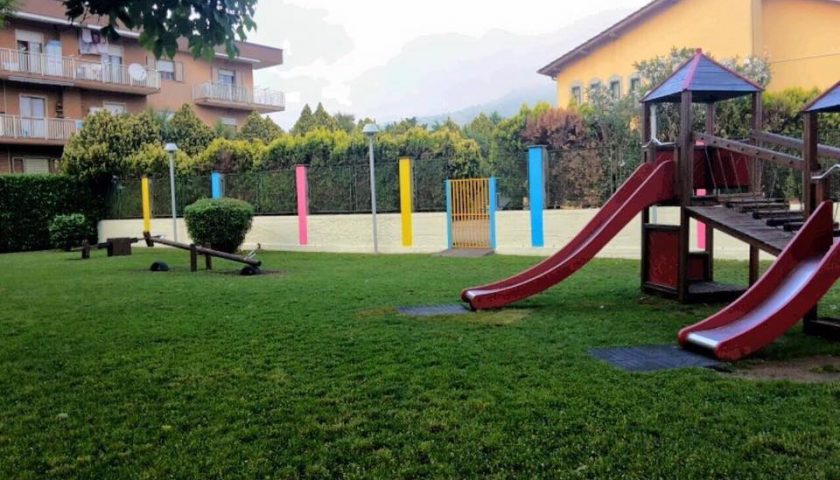 Baronissi, vandali in azione al parco giochi “Biancaneve”