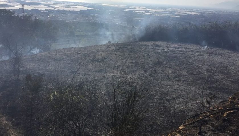 Collina in fiamme a Battipaglia, non si fermano i piromani