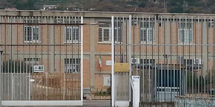 Fuorni: 20enne evade dal carcere, arrestato in stazione