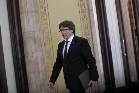 Catalogna, Puigdemont proclama e firma l’indipendenza ma la sospende: “Ora il dialogo”