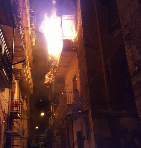 Incendio, muore lanciandosi nel vuoto