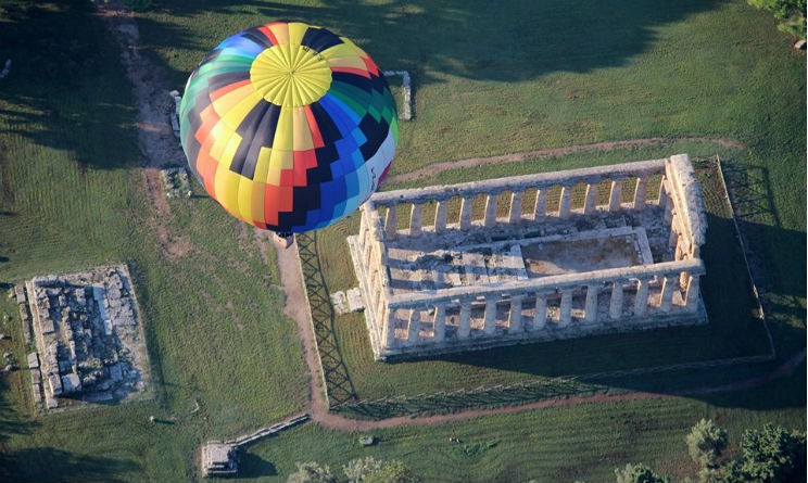 Incidente al Festival di Paestum, turista tedesco perde il controllo