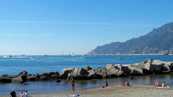 In tantissimi sulla spiaggia di Santa Teresa e sul lungomare Trieste