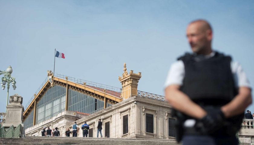 Francia, accoltella a morte due passanti a Marsiglia: ucciso | Isis ha rivendicato