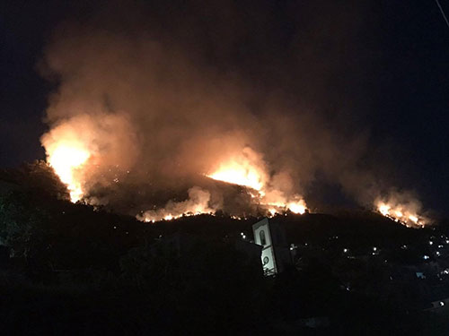 In fiamme il Parco di Praiano, paura in costiera amalfitana