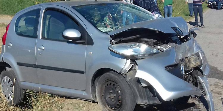 Eboli, scontro tra una peugeot e un trattore