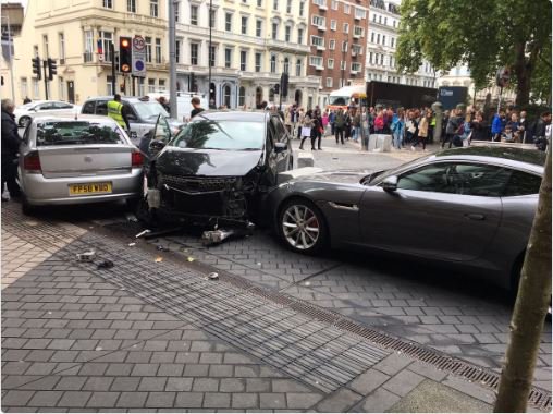 Londra, auto contro pedoni davanti al Museo di storia naturale: ci sono feriti