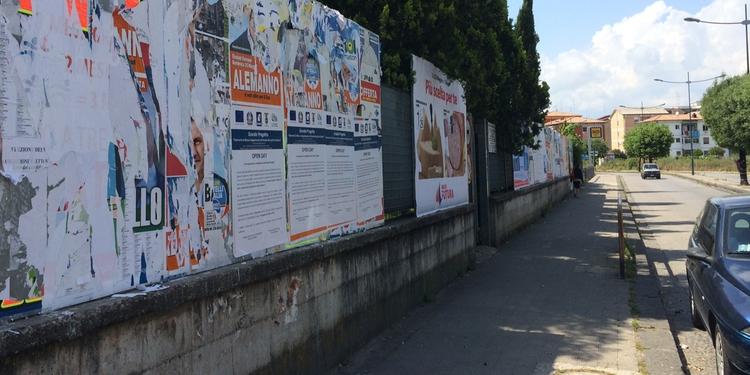 Manifesto selvaggio a Salerno, fioccano le multe