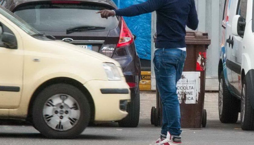 Salerno, controlli contro i parcheggiatori abusivi: divieto di soggiorno in città e arresti
