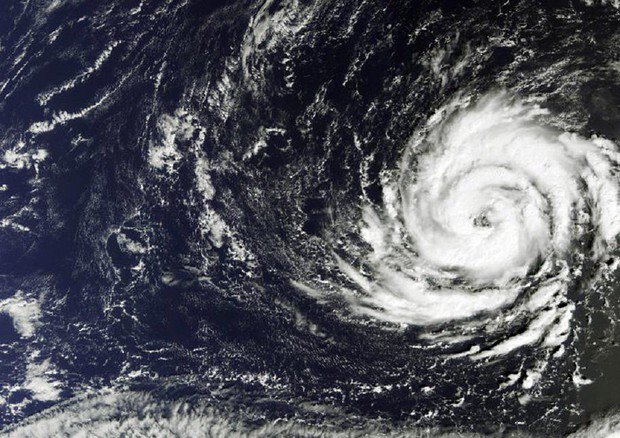 L’uragano Ophelia visto dai satelliti, potrebbe rafforzarsi