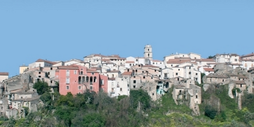 Tenta di strangolare moglie e figli in un centro d’accoglienza