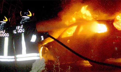 Battipaglia, auto bruciata al rione Taverna: si segue la pista della gelosia