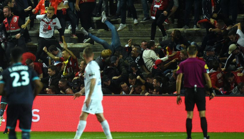 Crolla balaustra allo stadio, cinque feriti gravi tra i tifosi del Lille