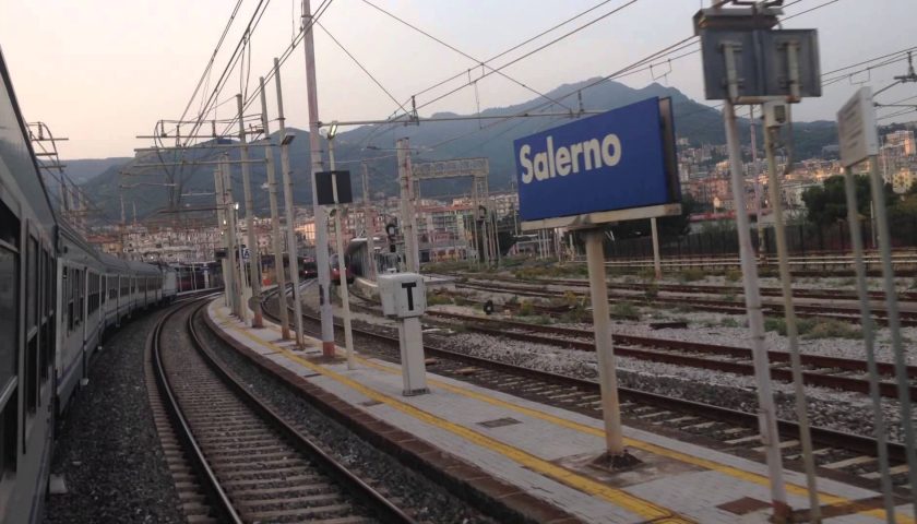 Tragedia sfiorata alla stazione di Salerno, salvato 68enne