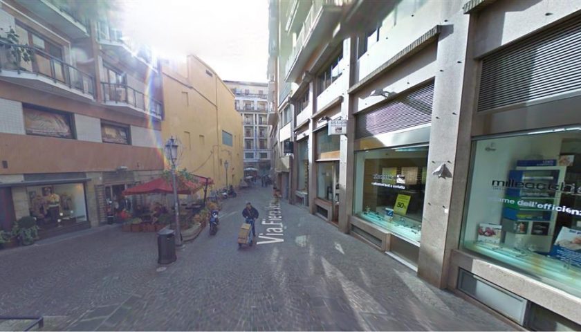 Salerno, panico in via Fieravecchia: Donna precipita da una finestra e muore