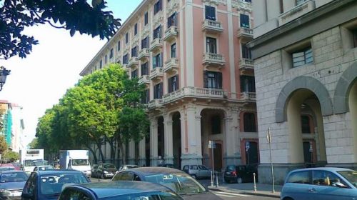 Salerno, spari in via Roma contro fast-food: caccia a due giovanissimi