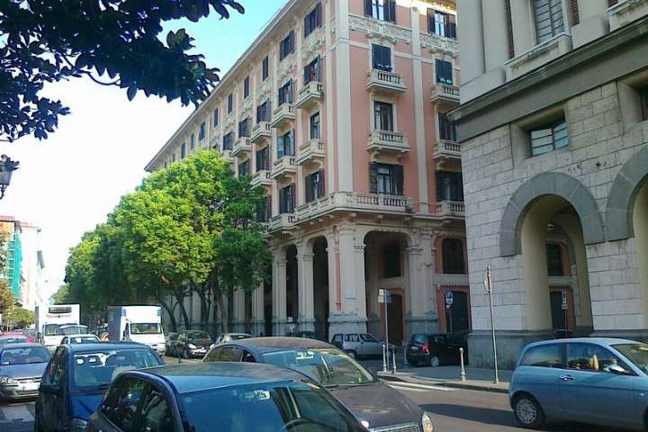 Salerno, danneggiate auto in via Roma