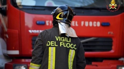 Salerno, incendio nell’ortofrutta in Largo Giuseppe Ragno