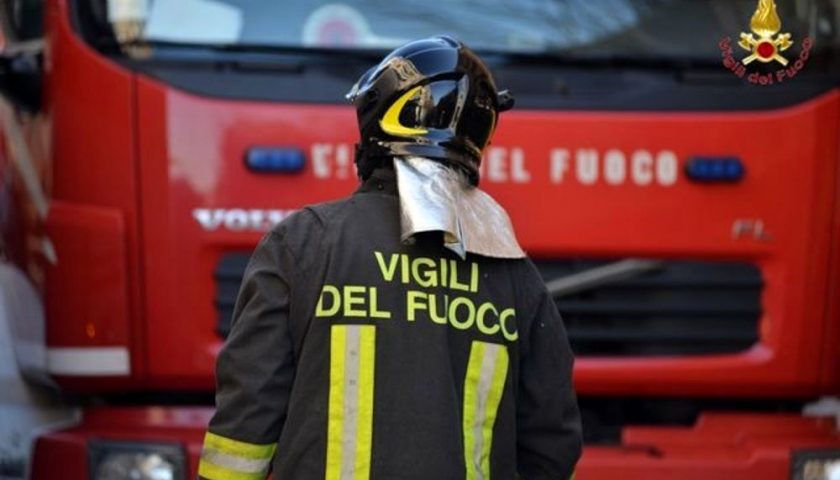 Auto in fiamme a Capitello, grande spavento per due anziani