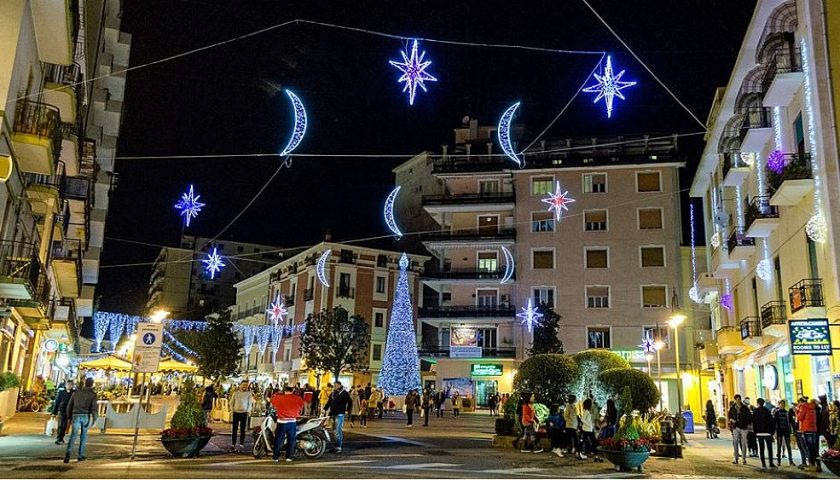 Agropoli, al via le luminarie ed il “Villaggio incantato”: Sarà acceso anche l’albero di Natale