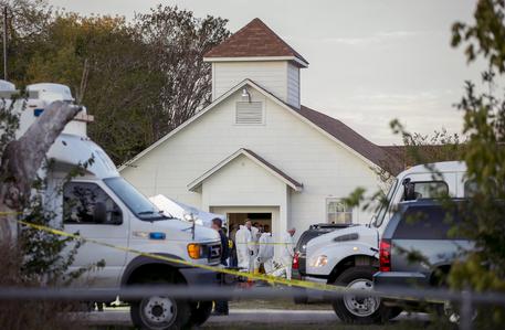 Texas, spari durante la messa in una chiesa: 26 morti