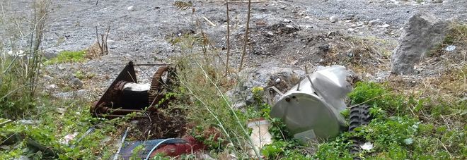 Una tonnellata di rifiuti a due passi dalla spiaggia di Amalfi