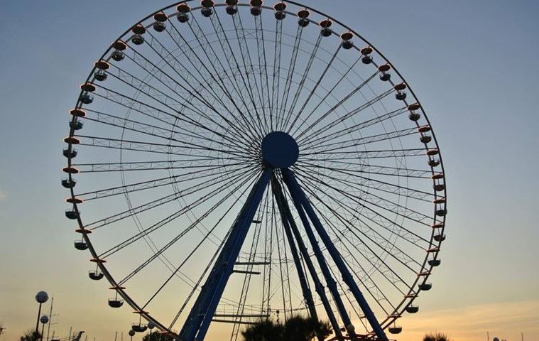 Ruota panoramica. Al lavoro senza sosta per l’inaugurazione – video