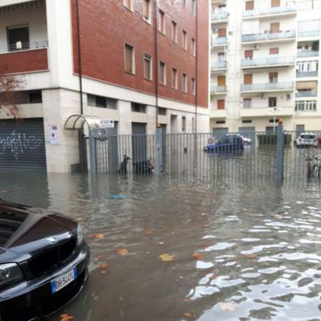 Maltempo, in Abruzzo è codice rosso. Allagamenti sulla costa