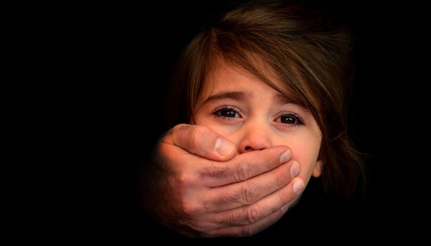 Il papà e i suoi amici violentano i bambini, i giudici ordinano di rifare il processo